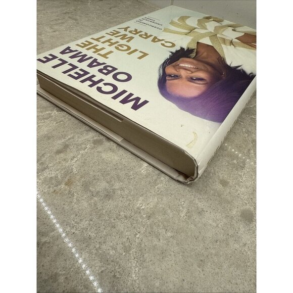 The Light We Carry: Overcoming in Uncertain Times, Michelle Obama. Hardcover New - Picture 4 of 10